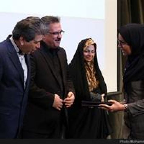اهدای لوح و نشان رضایتمندی مشتری به کانون جهان‌گردی و اتومبیل‌رانی