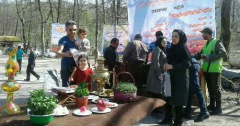 استقبال مردم آمل از مسافران نوروزی با آش سنتی و نوروزخوانی