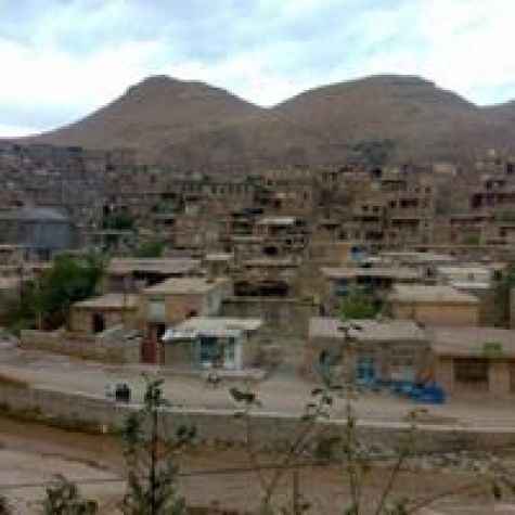 معماری پلکانی روستاهای چناران می‌تواند در جذب گردشگر موثر باشد