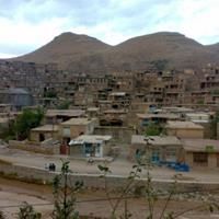 معماری پلکانی روستاهای چناران می‌تواند در جذب گردشگر موثر باشد