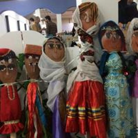 یک چمدان موزه با قاشق‌هایی به‌شکل عروسک