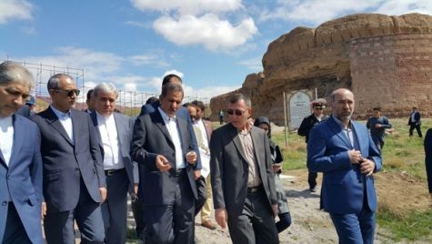 بازدید معاون‌اول رئیس‌جمهوری از اماکن تاریخی و گردشگری تبریز/ جهانگیری فرش نمادین «تبریز2018» را گره زد