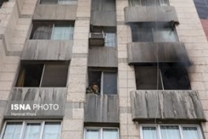 آتش‌سوزی در خیابان دانشگاه جنگ / نجات دو تن از میان آتش