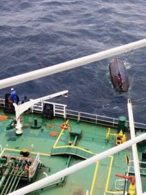 عملیات جستجو و نجات خدمه نفتکش ایرانی ادامه دارد