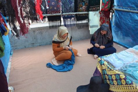 عرضه سوزن‌دوزی زنان ترکمن در کمپ‌های نوروزی