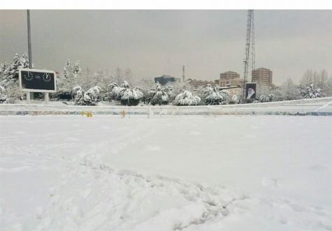 ناراحتی بازیکنان استقلال از تصادف قائدی/برف و هوای سرد آبی‌ها را به سالن فرستاد