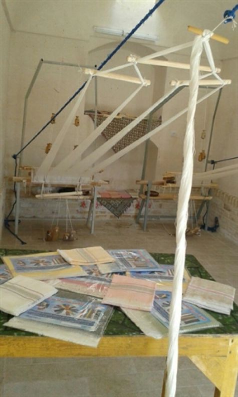بازدید گردشگران نوروزی از کارگاه‌های توبافی روستای ملی خراشاد
