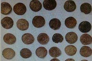 کشف و ضبط ۳۰ قطعه سکه ساسانی و سلوکی در فرودگاه کرمانشاه