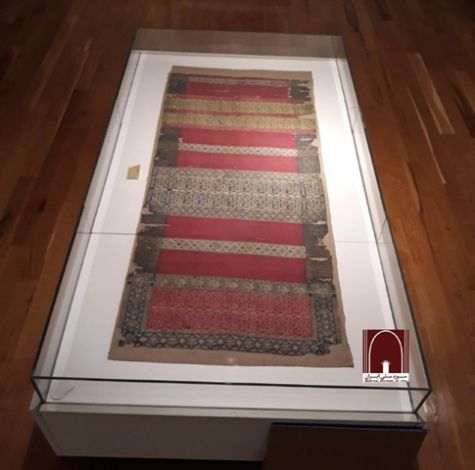 پارچه ابریشمی کتیبه‌دار مزین به نام مبارک امام حسین (ع) در موزه ملی ایران